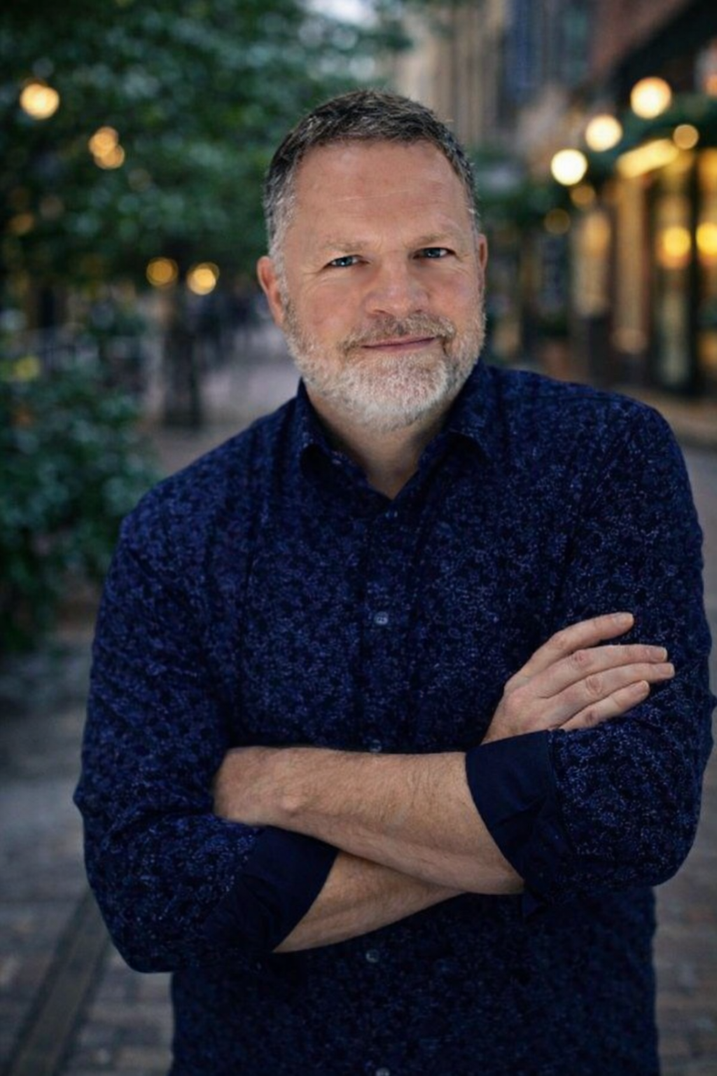 darrell seale posing in the streets of dubai